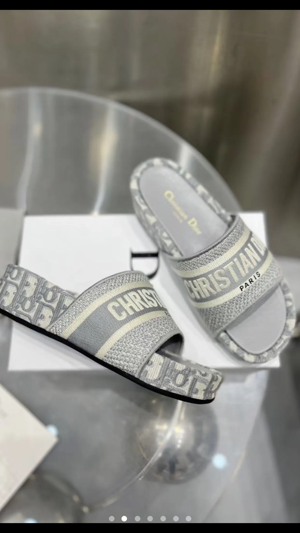 👟👟Ex-factory price 400👟👟 Women's shoes, women's clothing, classic hot-selling models continue to... 🎈Best-selling pair of Dior DIOR wedge-heeled waterproof platform slippers DIORBLIQUE pattern jacquard embroidered prince, 🪡designed with classic logo embroidery craft elements. D’s most popular series in the past two years is really great! Super wow! 😘 Retro literary and fresh style, one of the must-have items in spring and summer 👏 💙Buy genuine products and reproduce them, synchronized with ten colors at the counter 💛High version of three-dimensional jacquard embroidered upper, cowhide lining 💚Original molded custom outsole, non-slip and wear-resistant Heel height: 5Cm, long legs to wear Comes with a full set of exquisite packaging Code number: 34-43 (34, 41, 42, 43 are custom-made and cannot be returned or exchanged)
